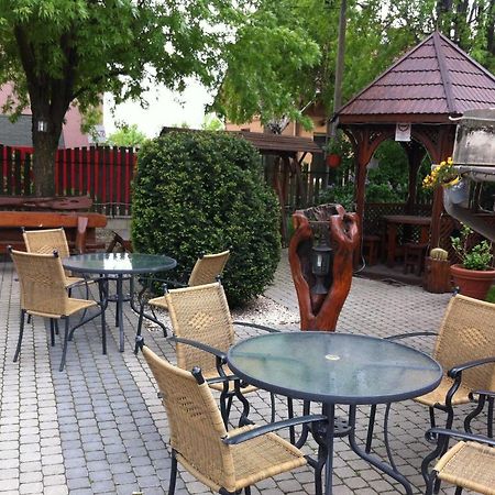 Sarokhaz Panzio Bed & Breakfast Vecses Bagian luar foto